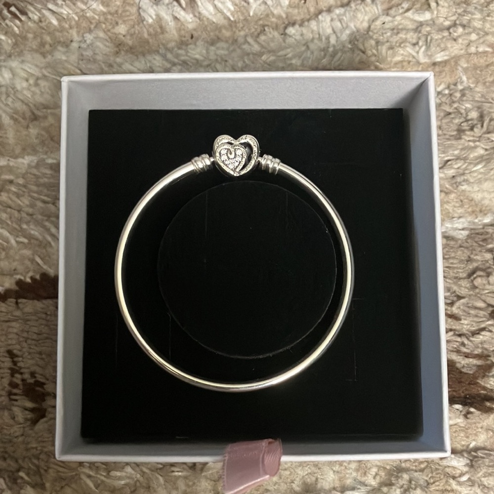 Pandora Moments Entwined Infinite Hearts Clasp Bangle